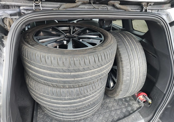 Ford Kuga cena 69900 przebieg: 130177, rok produkcji 2017 z Włodawa małe 172